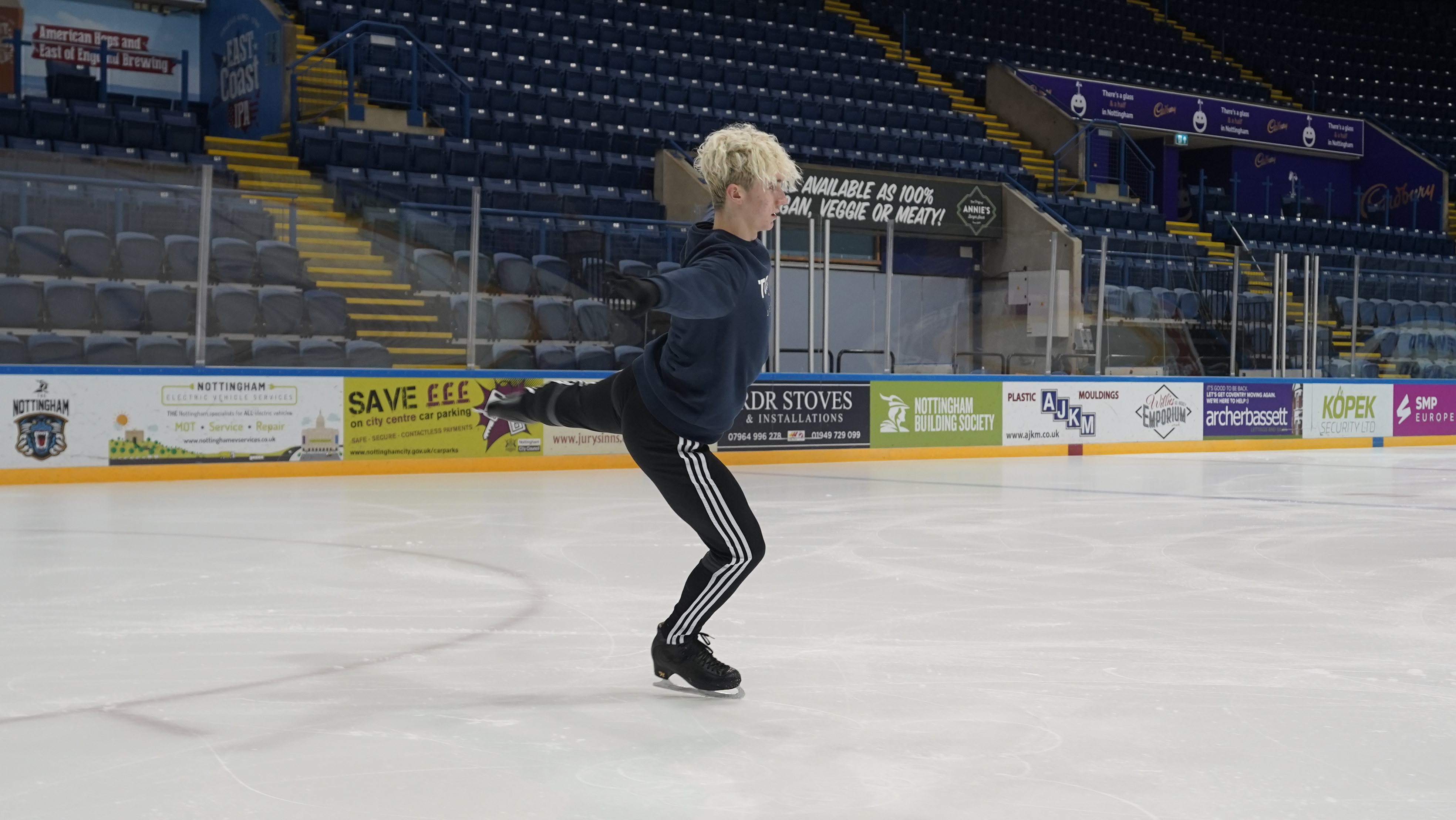 La práctica hace la perfección para Billy en Freeze: Skating On The Edge.