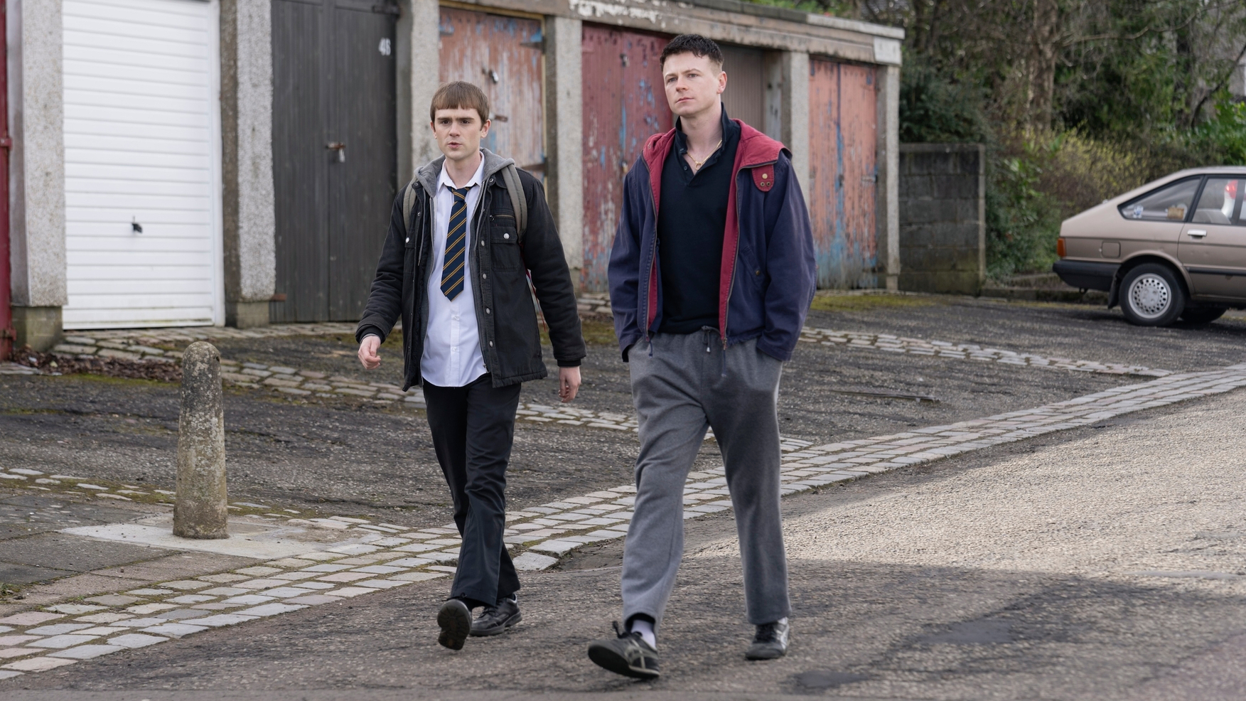 از چپ به راست: نایل جوان (میچل رابرتسون) و روبن (استوارت کمپبل) در حال قدم زدن در خیابان. "نیمه مرد"