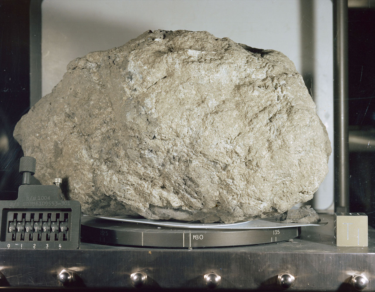 "muley grande," Llamada así por Bill Muehlberger, el líder del equipo de geología de campo del Apolo 16, fue la roca lunar más grande que regresó a la Tierra desde las seis misiones de aterrizaje lunar del Apolo entre 1969 y 1972.
