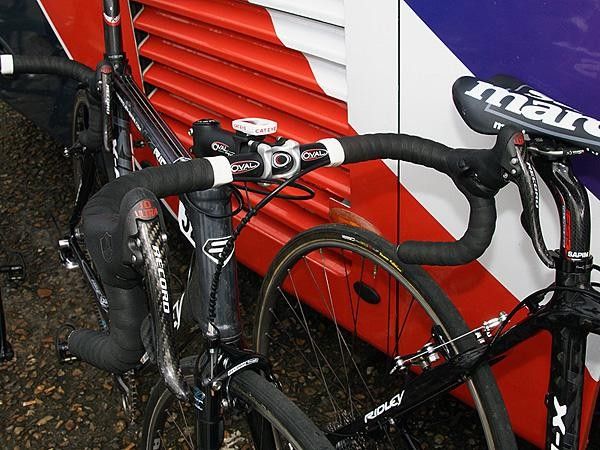 Oval Concepts bars and stems were fitted with the team-only 'red' version of Campagnolo's Record Ergopower levers.