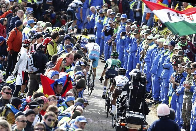 The guards lined the upper part of the Zoncolan to keep the tifosi back