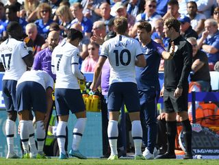 Tottenham’s Harry Kane speaks with Mauricio Pochettino on the touchline