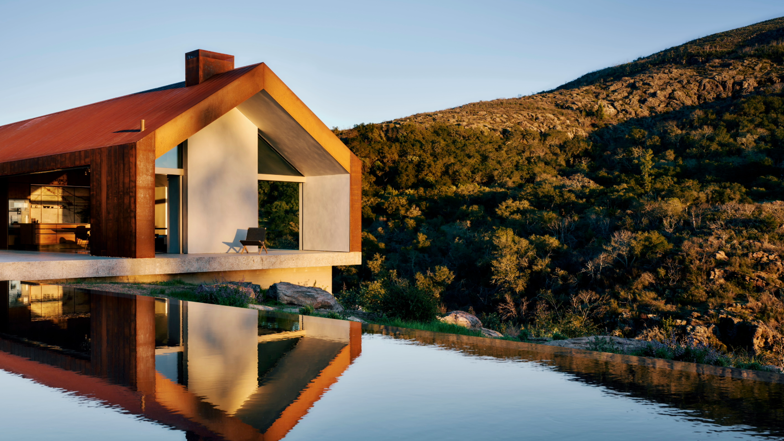 Amnesia House, California, by Edmonds + Lee Architects, a minimalist weekend retreat 