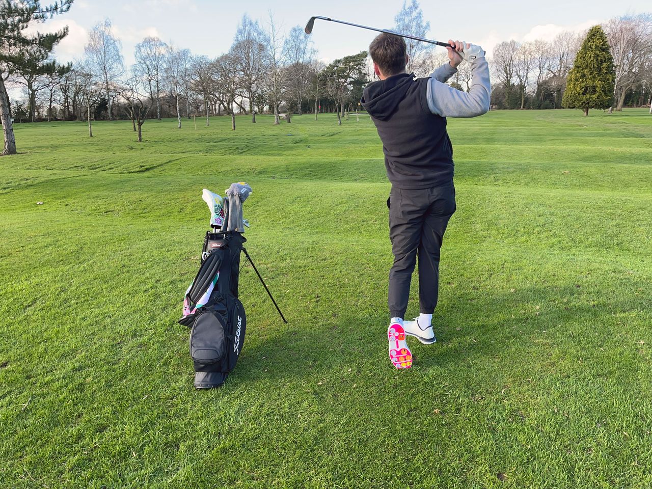Dan Parker hitting a shot wearing the G/FORE Gallivan2r golf shoes