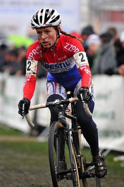 Daphny Van Den Brand (ZZPR.nl-Destil-Merida) rides alone in the lead.
