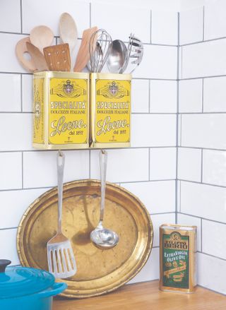How to upcycle tins into utensil holders