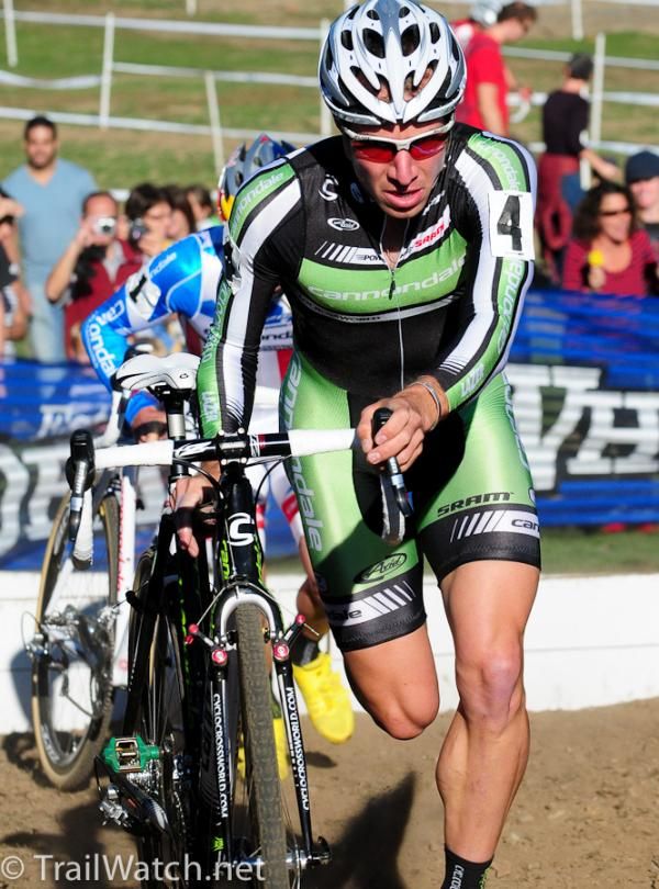 Jeremy Powers (Cannondale-Cyclocrossworld.com) chases Ryan Trebon