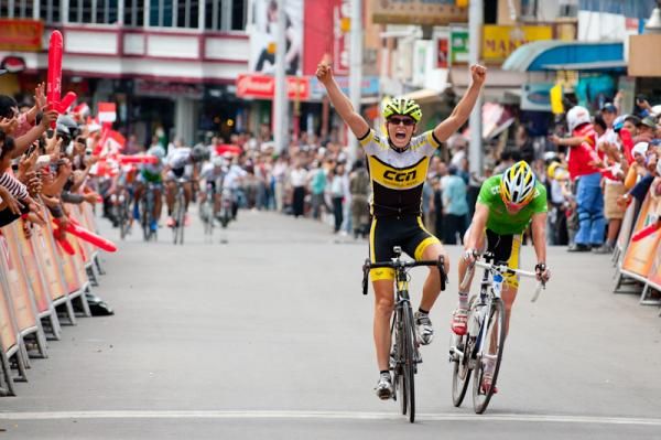 John Ebsen (CCN Cycling Team ) beats Oscar Pujol (Azad University Cross Team) at the finish line