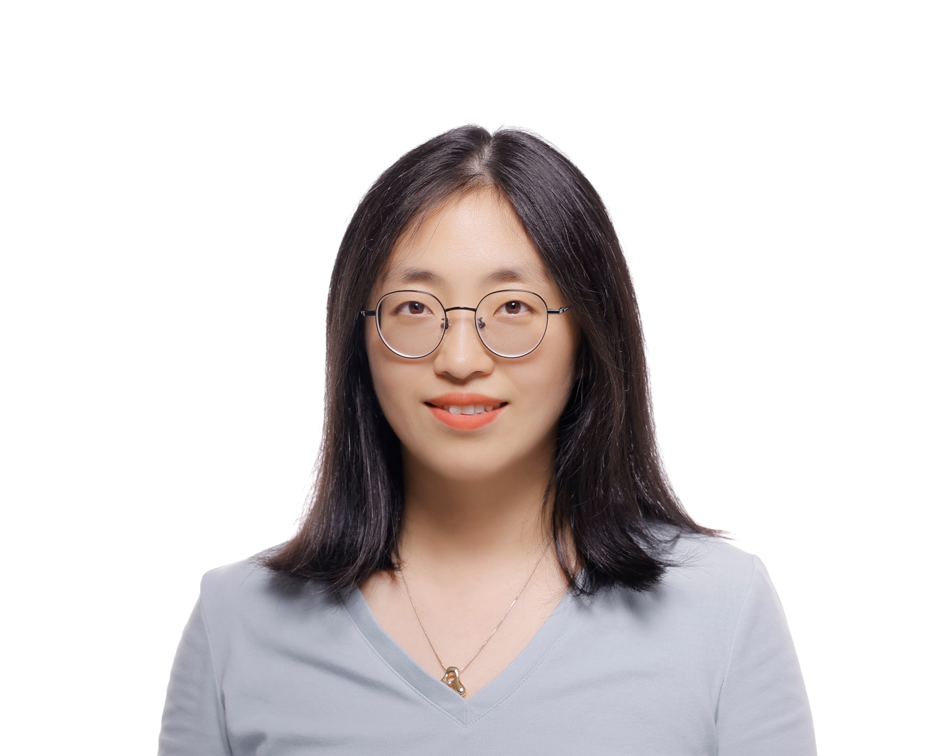 Smiling headshot of Amy Zhou.
