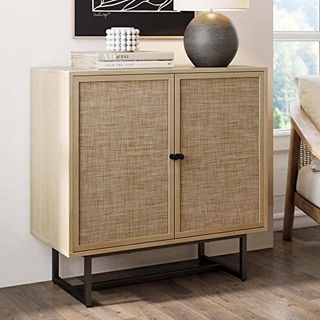 Nathan James Kova Akzent-Sideboard-Aufbewahrungsschrank aus hellem Holz und Rattan mit Metallrahmen, verstellbaren Regalen und Rohrtüren, für Flur oder Wohnzimmer, helle Eiche/Rohr/Schwarz