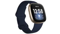 Fitbit Versa 3 mit blauem Band