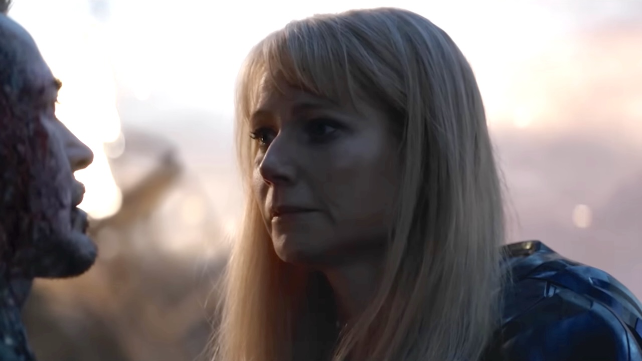 Pepper Potts looking at Tony Stark as he's dying in Avengers: Endgame
