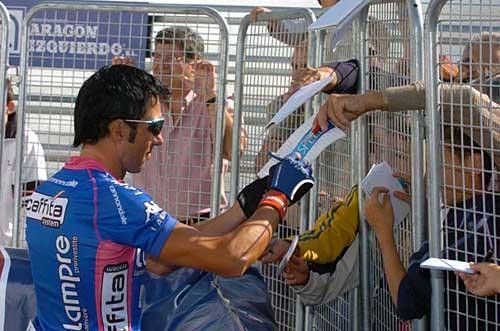 Gilberto Simoni (Lampre-Cafitta), with new-look hairdo, does the same.