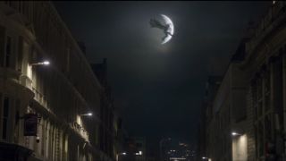 Moon Knight hoppar från en byggnad till en annan.