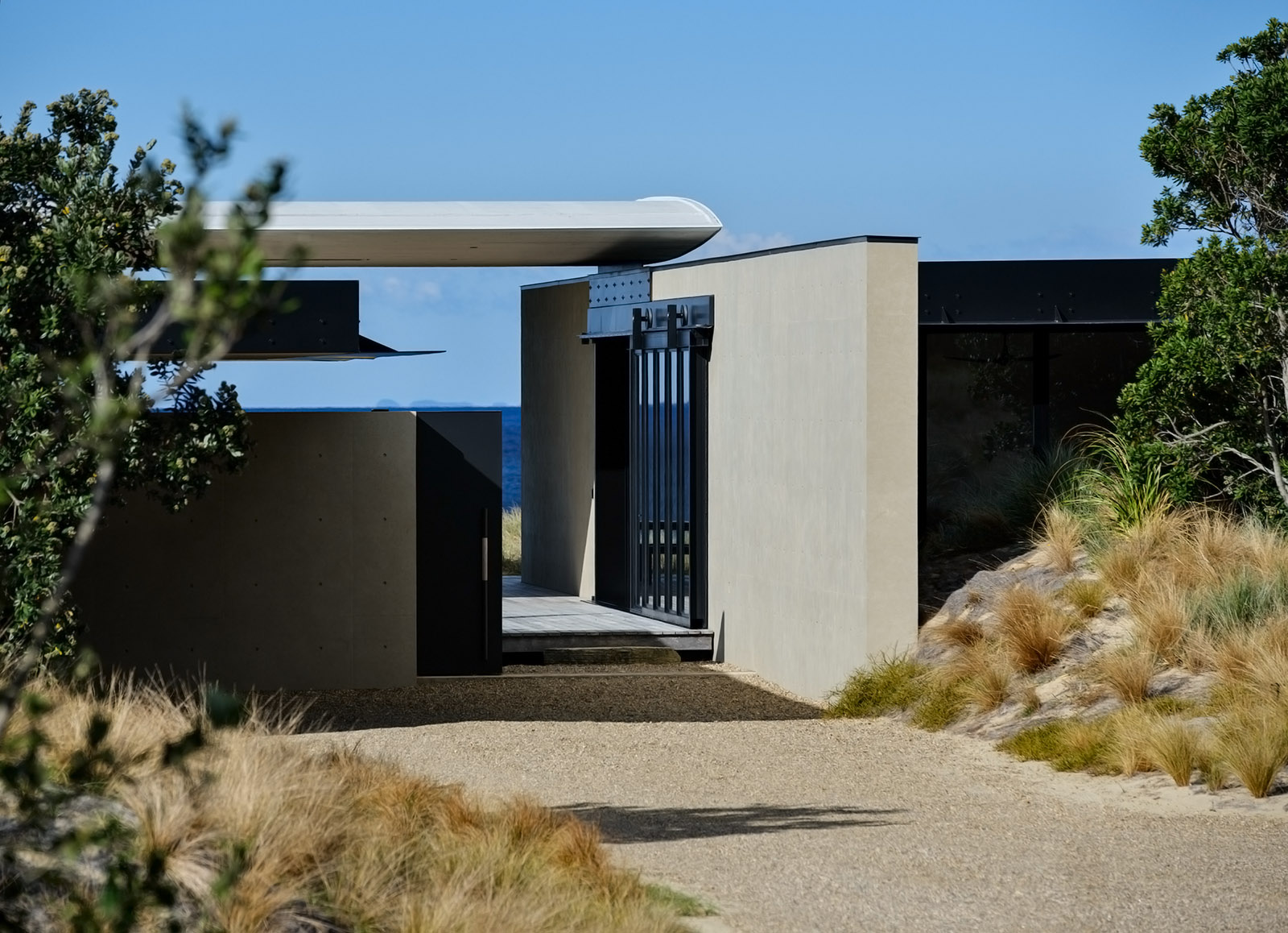 Te Whare Tupu Kirikiri, a New Zealand house in a rugged beach