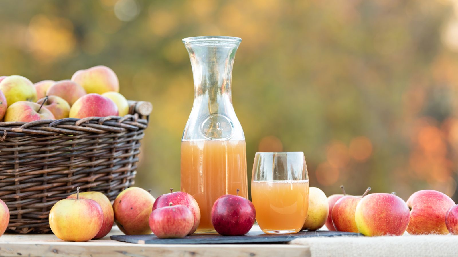 How To Make Apple Juice With a Juicer - Healthy Easy Recipe!