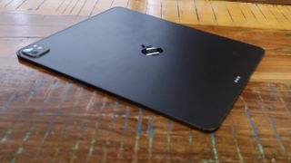 iPad Pro 13" med ett M4-chip på ett träbord.