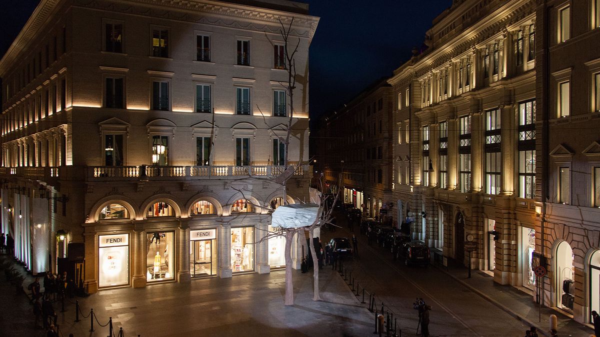 Valentino unveils its new grand couture show in an iconic square in Rome