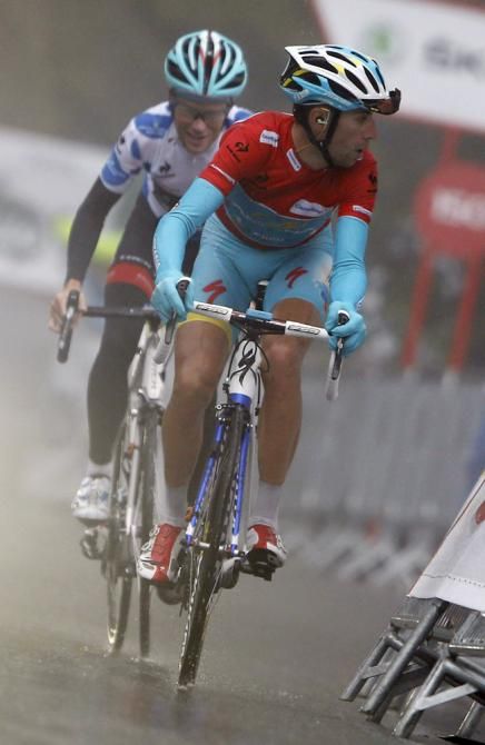 Vuelta leader Vincenzo Nibali (Astana) keeps an eye on GC rival Chris Horner (RadioShack Leopard) as the pair approach the finish of stage 14