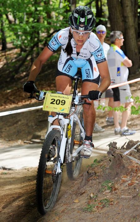 Tereza Hurikova (Central Haibike ProTeam) races toward second place.