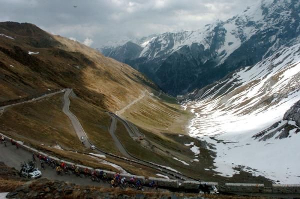 The maglia rosa group ride up the Stelvio