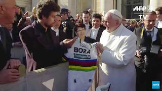 Peter Sagan donates a rainbow jersey and bike to Pope Francis