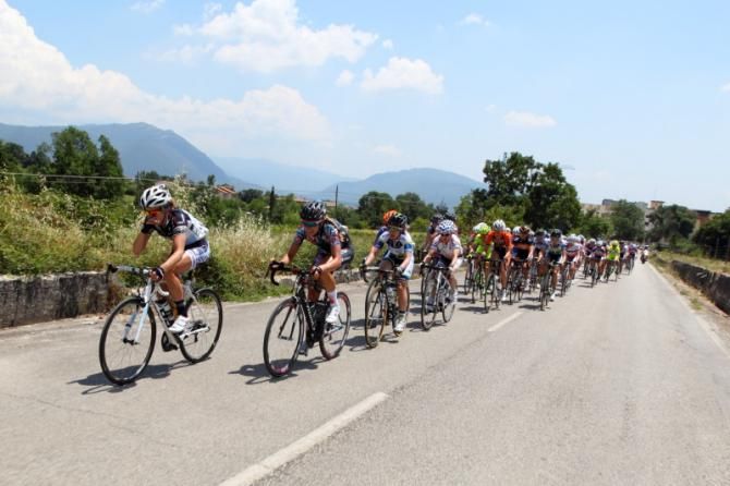 The pace in the chasing bunch meant a long line of riders