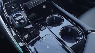 Center console including two cup holders in Toyota Mirai (2021)