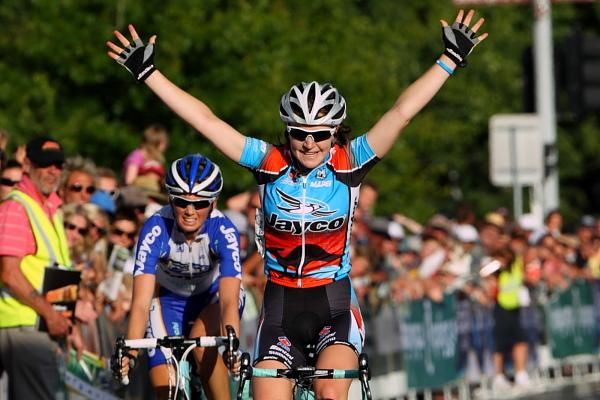 Lauren Kitchen (Jayco-AIS) celebrates her victory ahead of Joanne Hogan (Jayco-VIS).