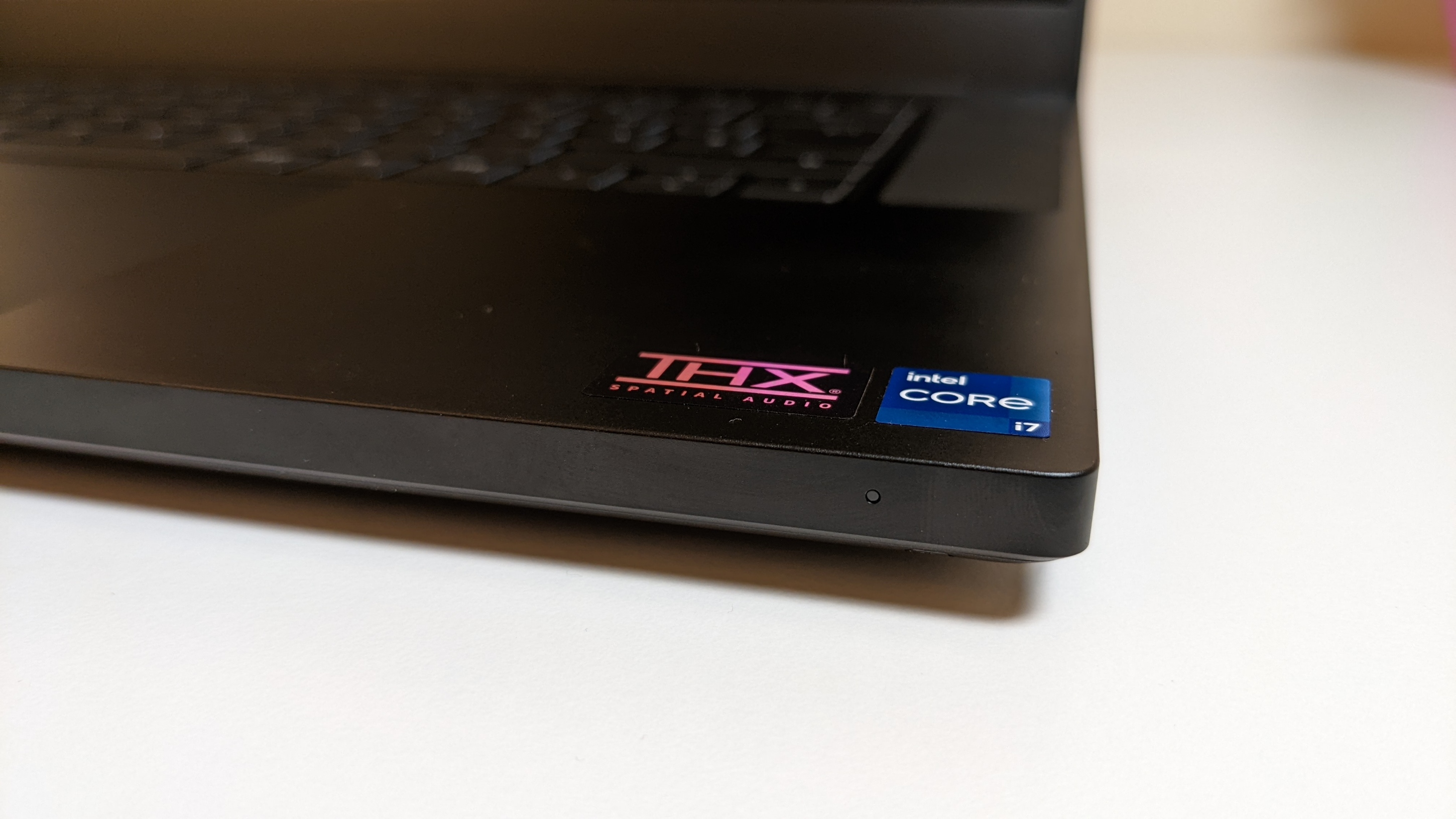 Nahaufnahme der vorderen rechten Ecke des Razer Blade 15 Advanced mit ausgeschalteter Status-LED