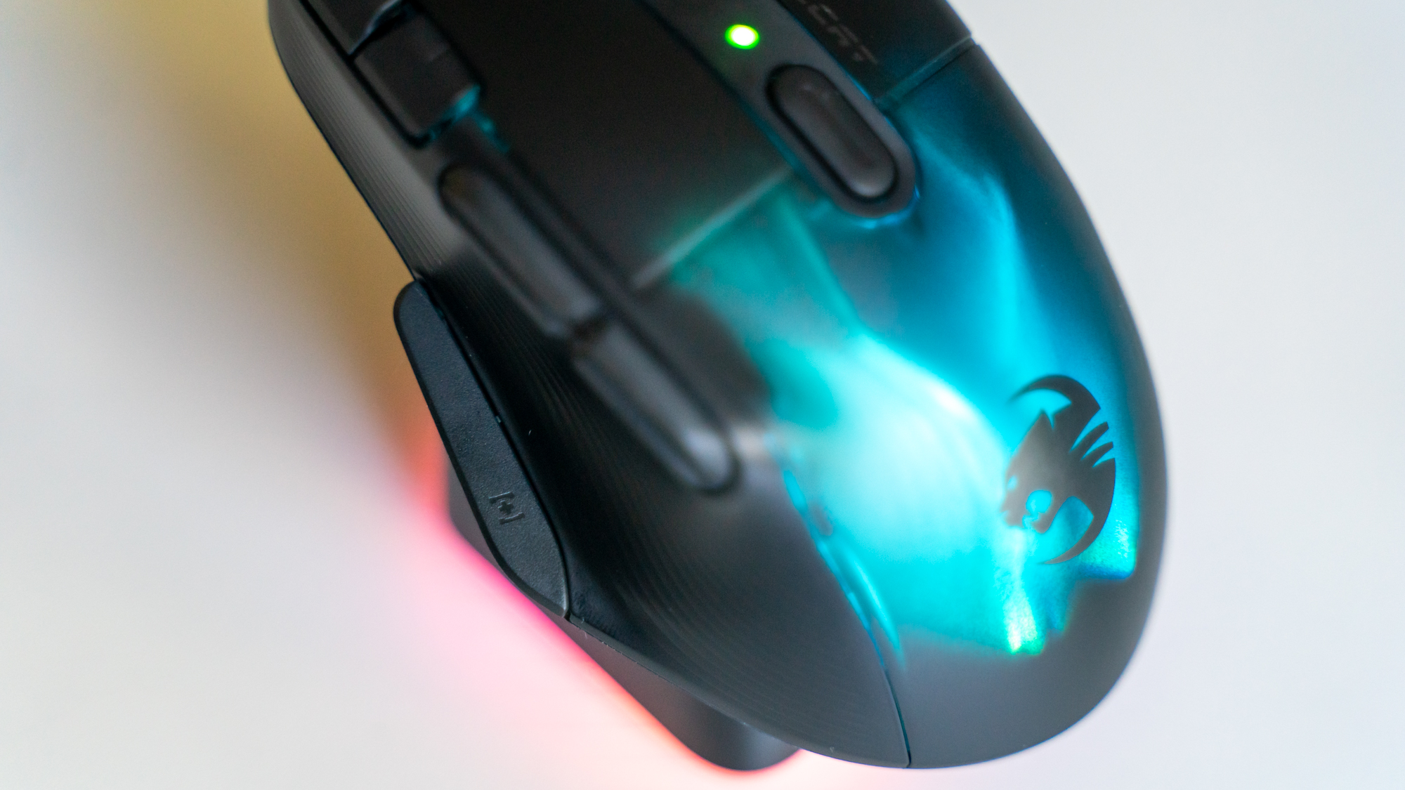 Roccat Kone XP Air em uma superfície branca