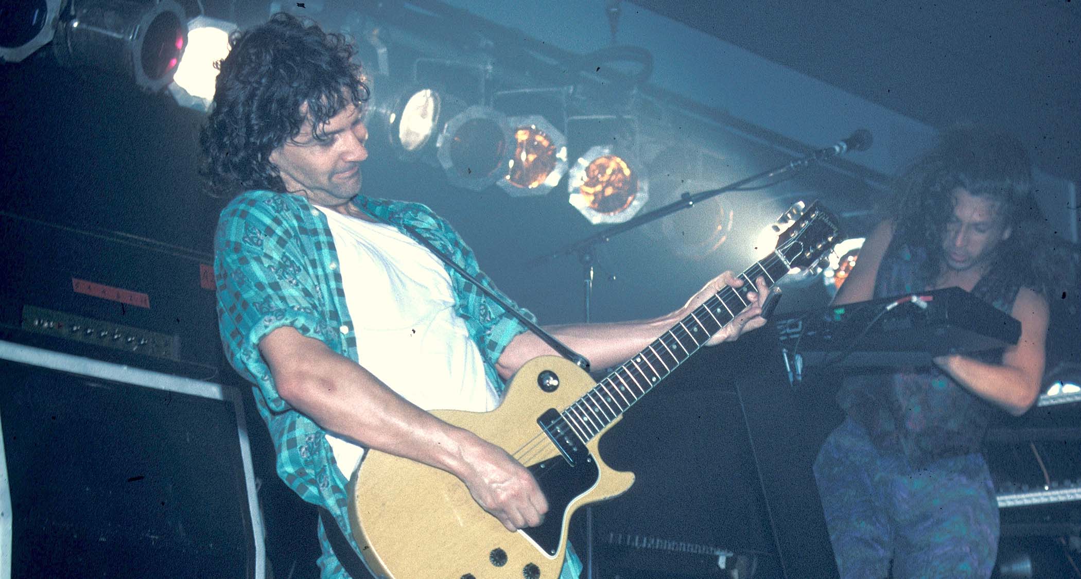 Billy Squier plays a Gibson Les Paul Special live in 1991.