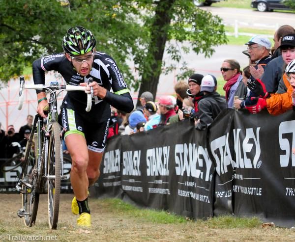 Jamie Driscoll (Cannondaleb/b Cyclocrossworld.com) on the big run-up
