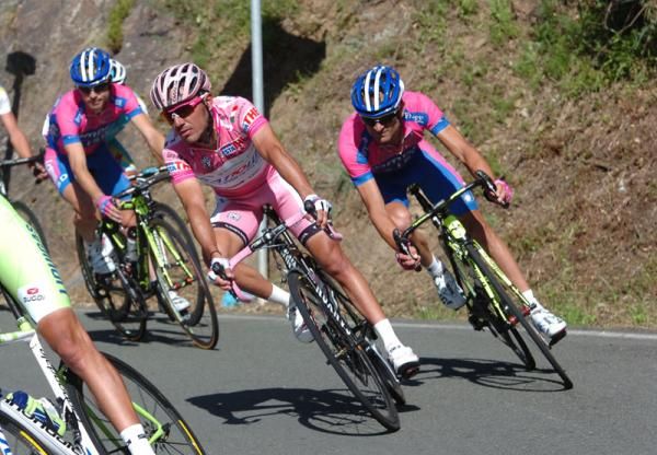 Joaquim Rodriguez Oliver (Katusha Team) lead Michele Scarponi