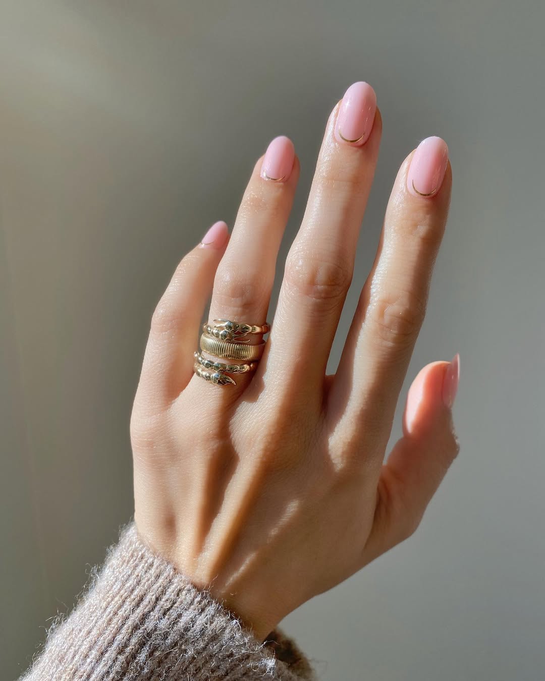 Pink nails with minimalistic gold design by Betina Goldstein