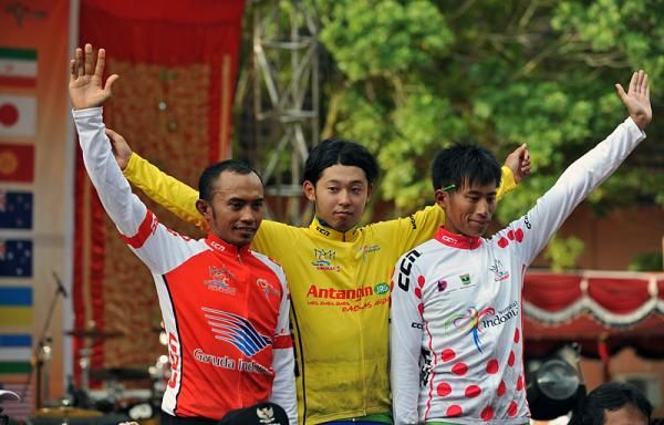 Stage 1 jersey holders Herwin Jaya, Masakazu Ito and Chun Kai Feng (l-r)