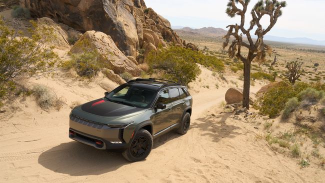 An American icon goes electric – Jeep reveals new Wagoneer S and hints ...