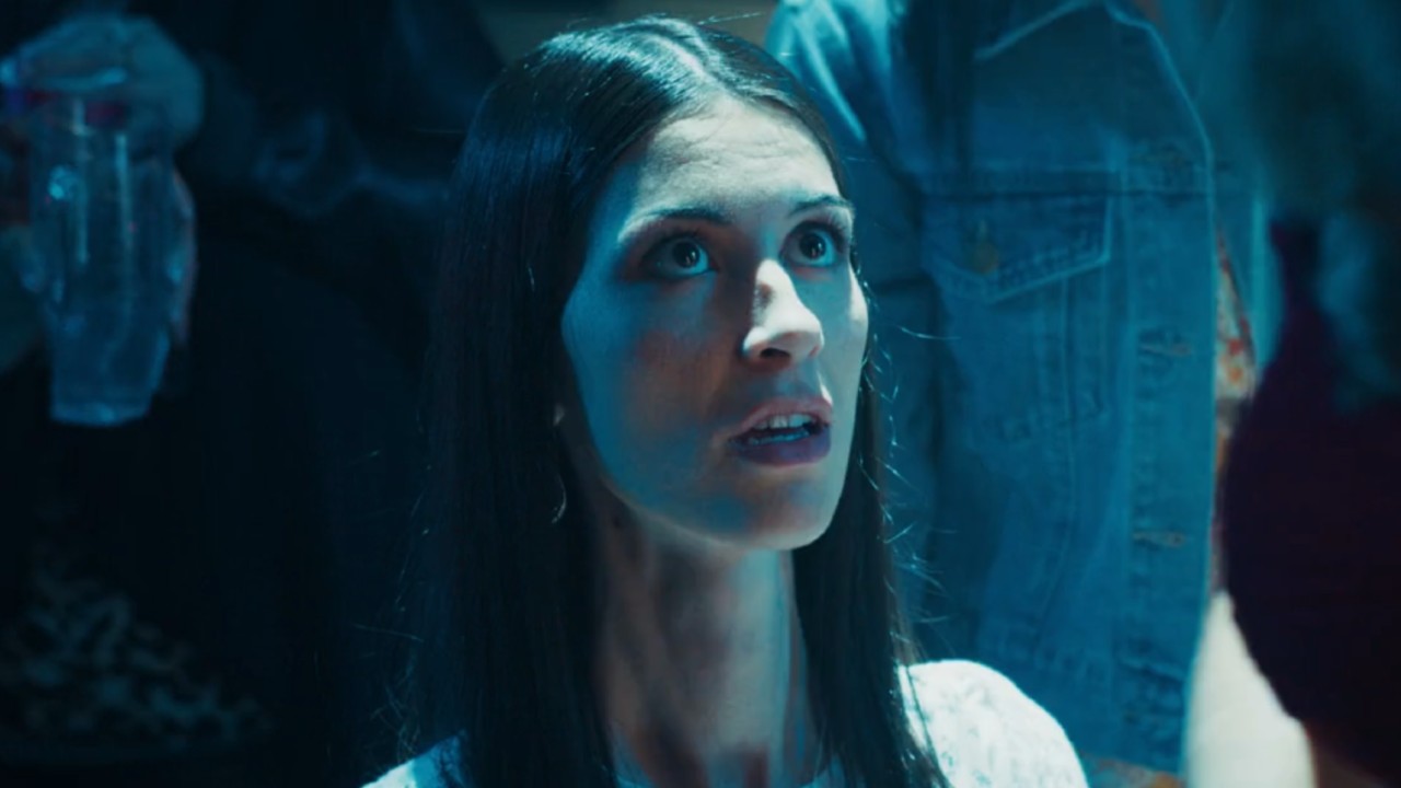 Isabelle Tate as Julie in a strip club on 9-1-1: Nashville.