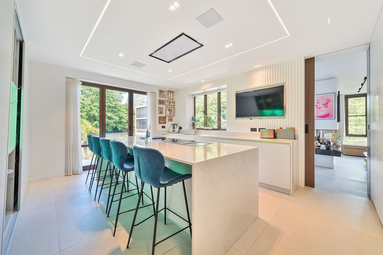 Images of a property on Lakeside Drive, Esher