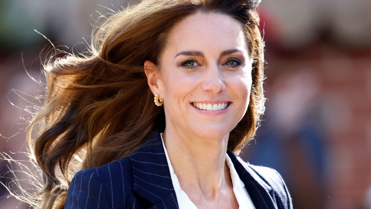 kate middleton wearing a navy blue blazer