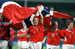 Norway players celebrate after winning the gold medal in the women's football tournament at the 2000 Olympics.