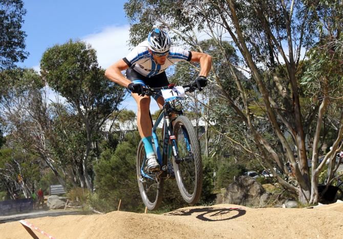 Paul van der Ploeg (Giant) flies toward the finish