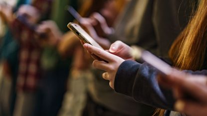 Children holding smartphones