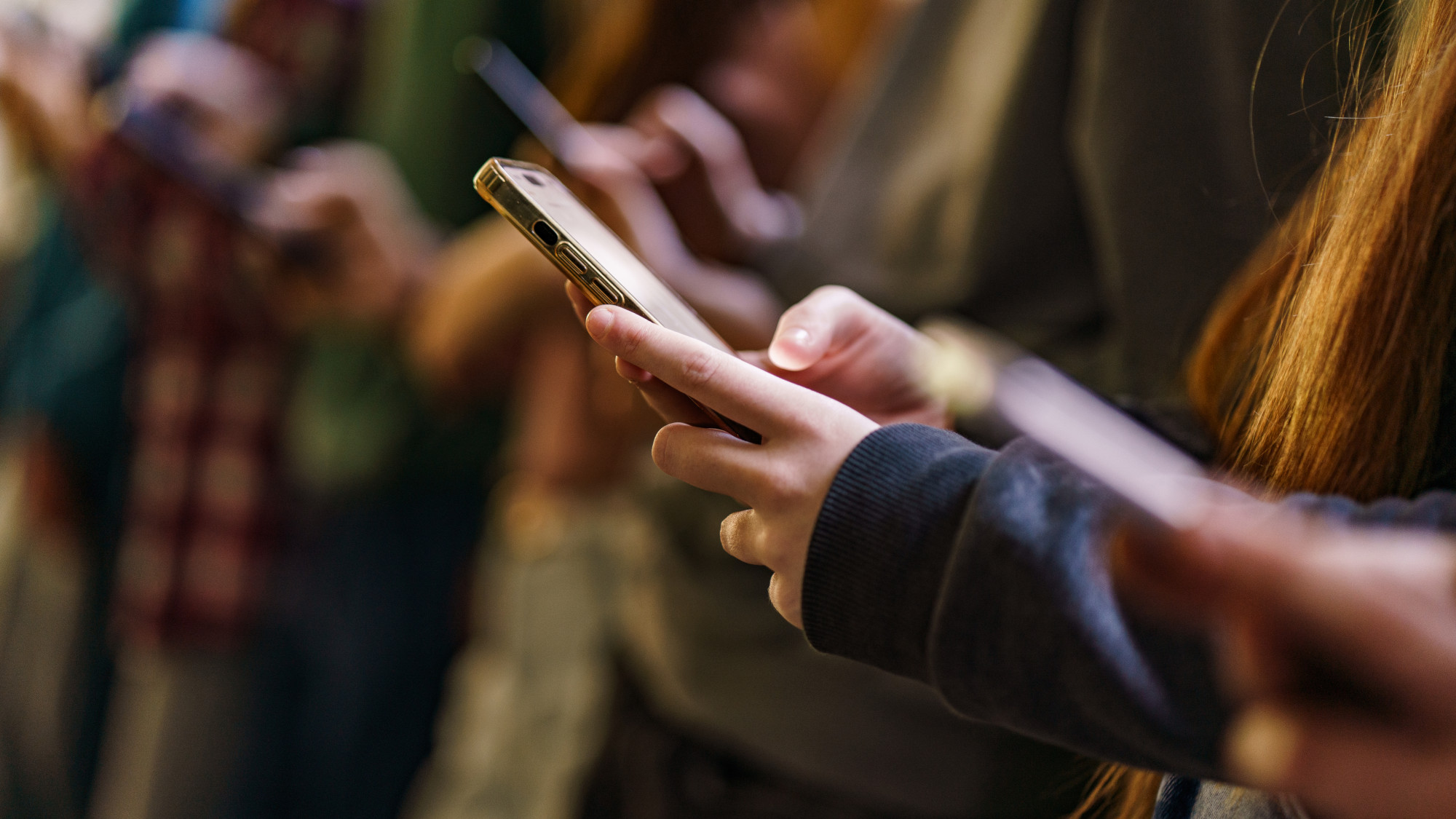 Children holding smartphones 