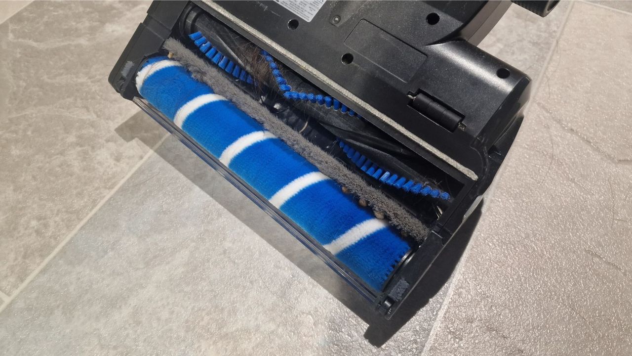 The hoover floorhead showiing hair-free cleaning