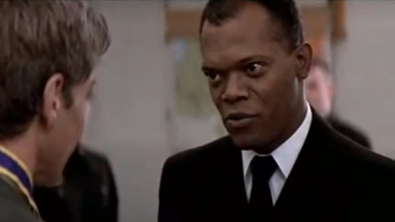 Samuel L Jackson talks to Harrison Ford in a classroom in Patriot Games.