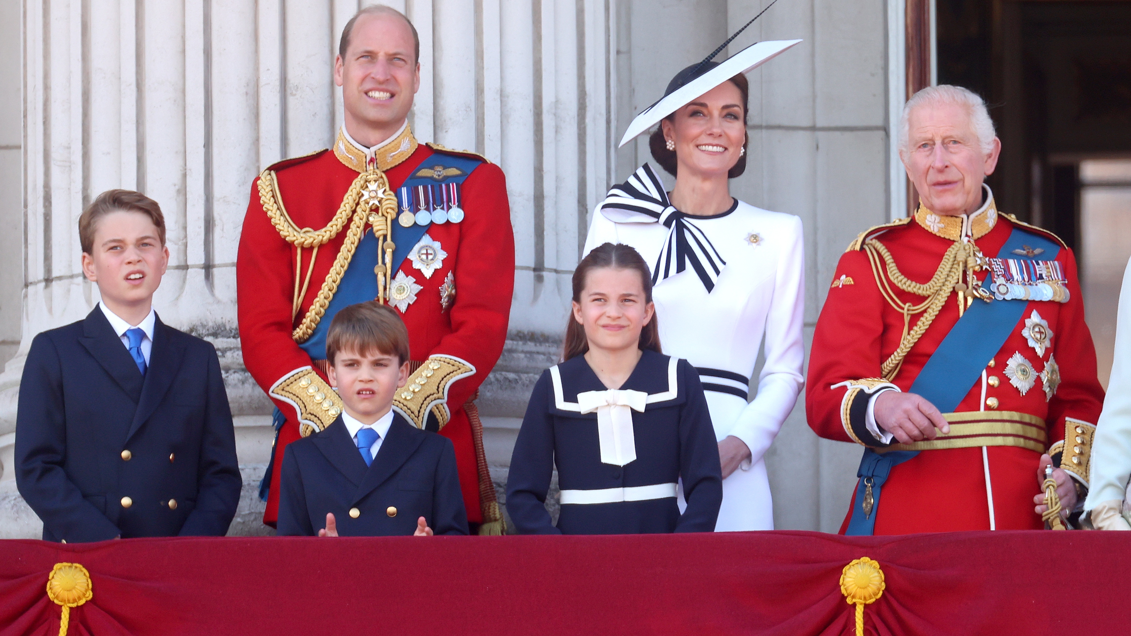 Princ George z Walesu, princ William, princ z Walesu, princ Louis z Walesu, Catherine, princezna z Walesu, princezna Charlotte z Walesu a král Charles III na balkóně během vojska v Buckingham Palace 15. června 2024