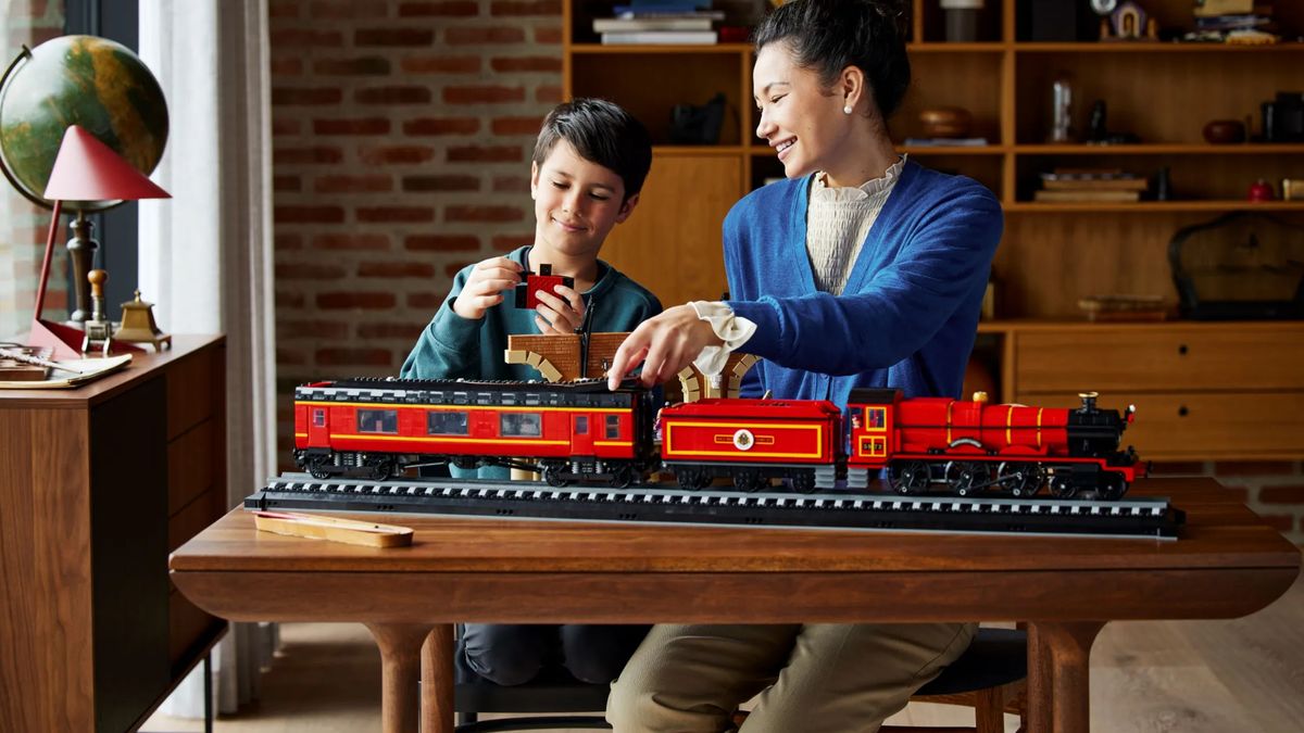 LEGO Hogwarts Express - Collector&#039;s Edition being built