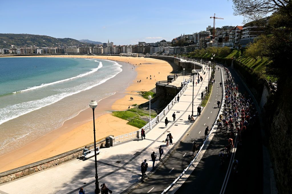 The peloton in the first hour of stage 3 Itzulia Basque Country 2023