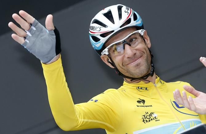 Vincenzo Nibali (Astana) waves to the crowds